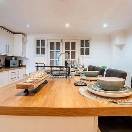 Spacious Sleeps 8 With Free Parking