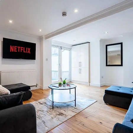 Apartment Spacious Sleeps 8 With Free Parking