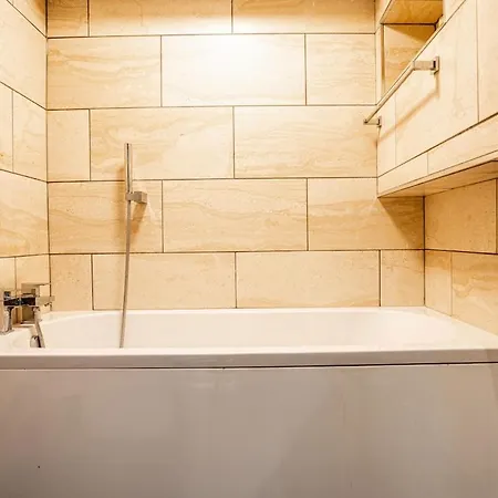 Apartment Spacious Sleeps 8 With Free Parking *