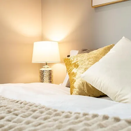 Apartment Spacious Sleeps 8 With Free Parking