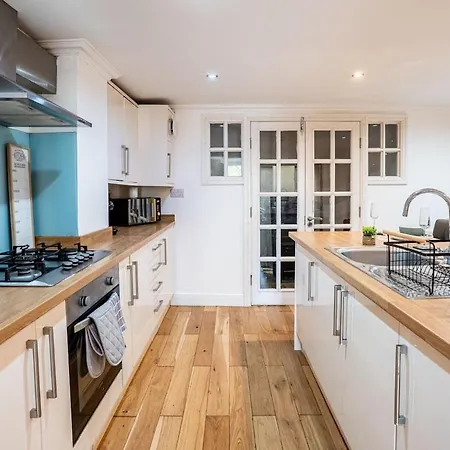Spacious Sleeps 8 With Free Parking Apartment