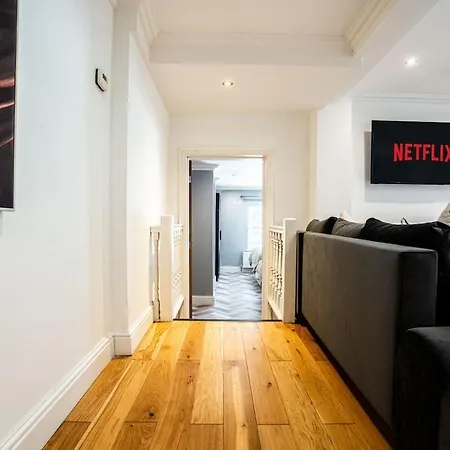 Apartment Spacious Sleeps 8 With Free Parking
