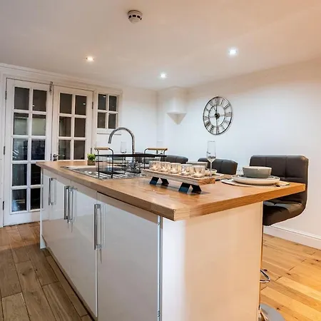 Spacious Sleeps 8 With Free Parking Apartment Leeds (West Yorkshire)