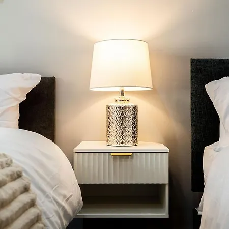 Spacious Sleeps 8 With Free Parking