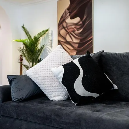 Spacious Sleeps 8 With Free Parking *
