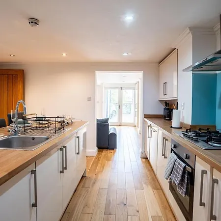 Spacious Sleeps 8 With Free Parking *