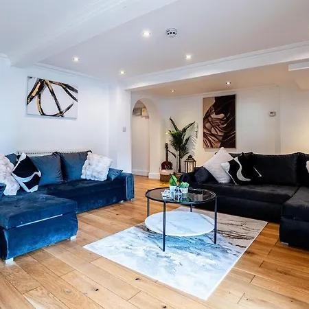 Spacious Sleeps 8 With Free Parking