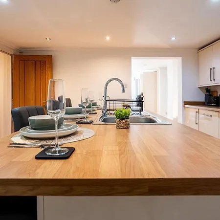 Spacious Sleeps 8 With Free Parking