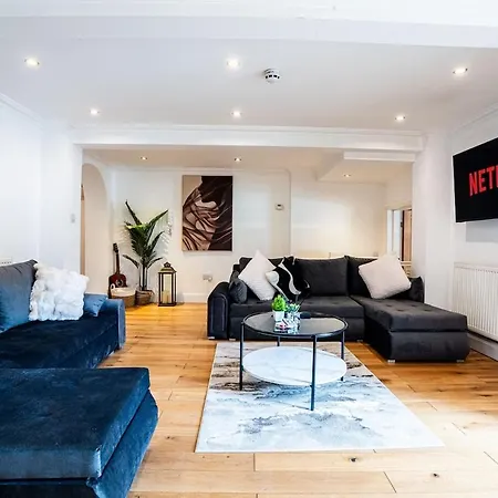 Spacious Sleeps 8 With Free Parking Apartment Leeds (West Yorkshire)