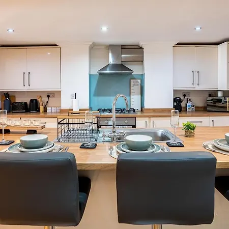 Spacious Sleeps 8 With Free Parking Apartment Leeds (West Yorkshire)
