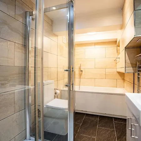Spacious Sleeps 8 With Free Parking