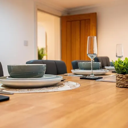 Spacious Sleeps 8 With Free Parking Apartment Leeds (West Yorkshire)