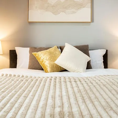 Apartment Spacious Sleeps 8 With Free Parking