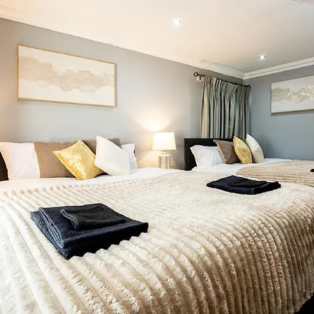 Spacious Sleeps 8 With Free Parking