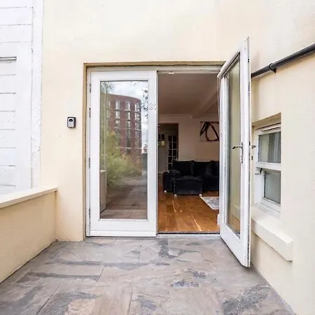 Spacious Sleeps 8 With Free Parking * Leeds (West Yorkshire)