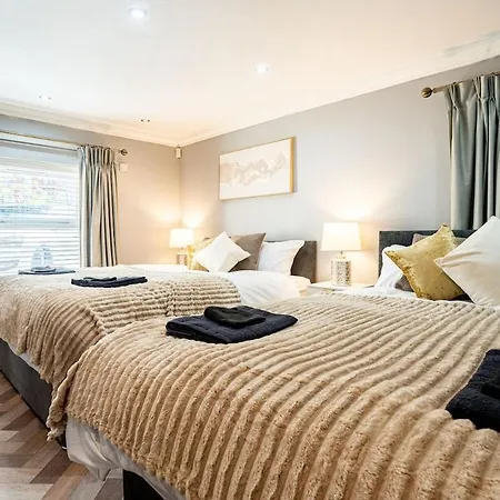 Spacious Sleeps 8 With Free Parking * Leeds (West Yorkshire)