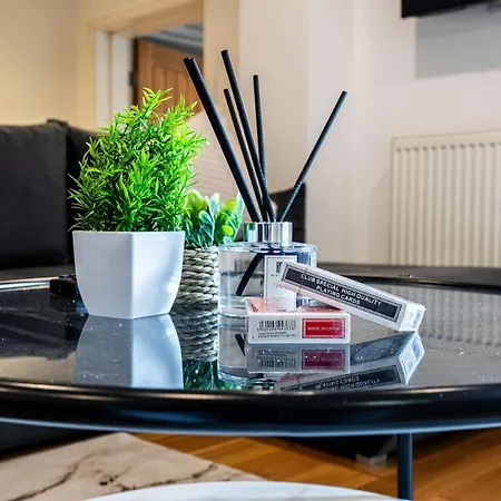 Apartment Spacious Sleeps 8 With Free Parking