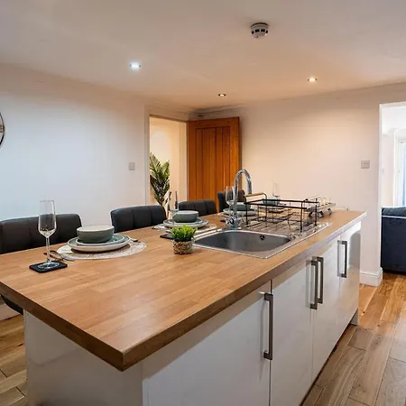 Apartment Spacious Sleeps 8 With Free Parking
