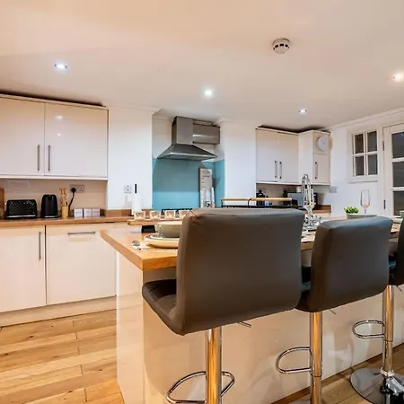 Spacious Sleeps 8 With Free Parking * Leeds (West Yorkshire)