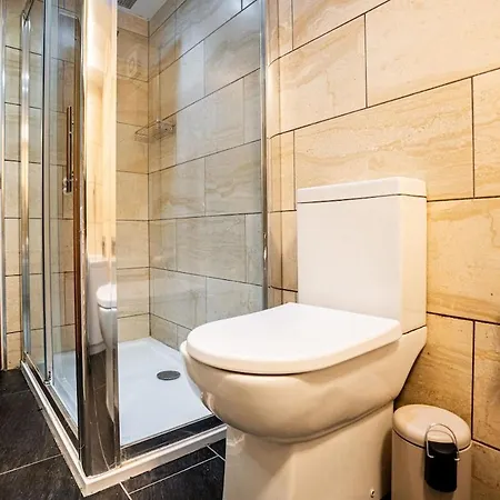 Spacious Sleeps 8 With Free Parking Apartment