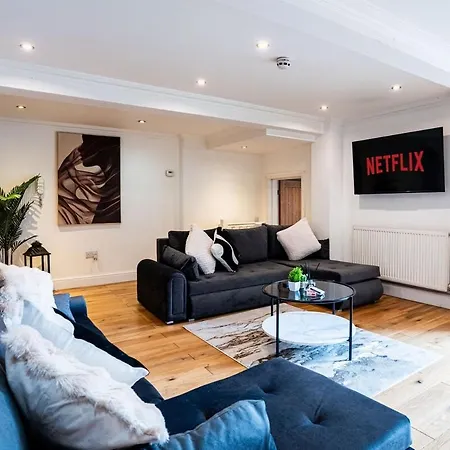 Spacious Sleeps 8 With Free Parking Apartment Leeds (West Yorkshire)