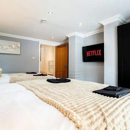 Spacious Sleeps 8 With Free Parking Apartment *