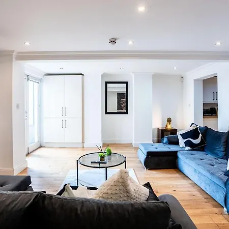 Spacious Sleeps 8 With Free Parking